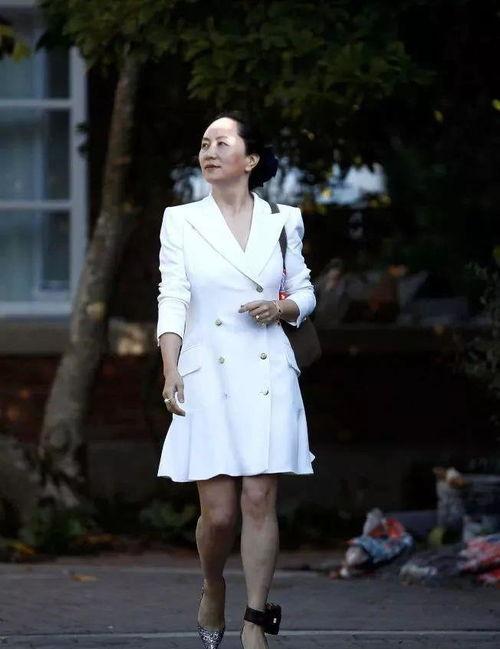 丽柜镣铐划破丝袜,一场意外的情感纠葛