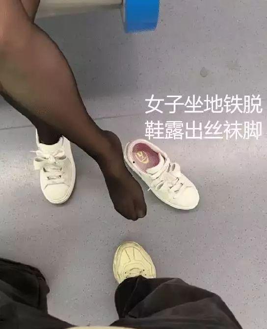 美女丝袜脱鞋照,一瞥脱鞋瞬间，尽显美女风情