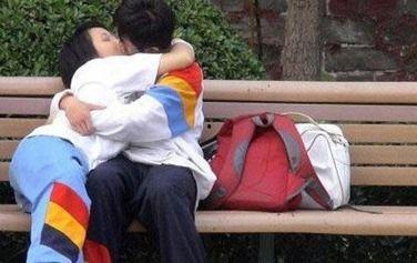 中学生早恋亲嘴的视频,中学生早恋亲嘴视频引发热议